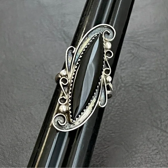 Vintage Native American sterling silver and black onyx statement ring - Picture 2 of 9